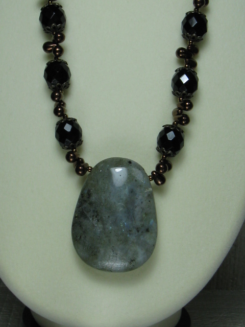 ナチュラルストーンネックレス　ラブラドライト　メイン部