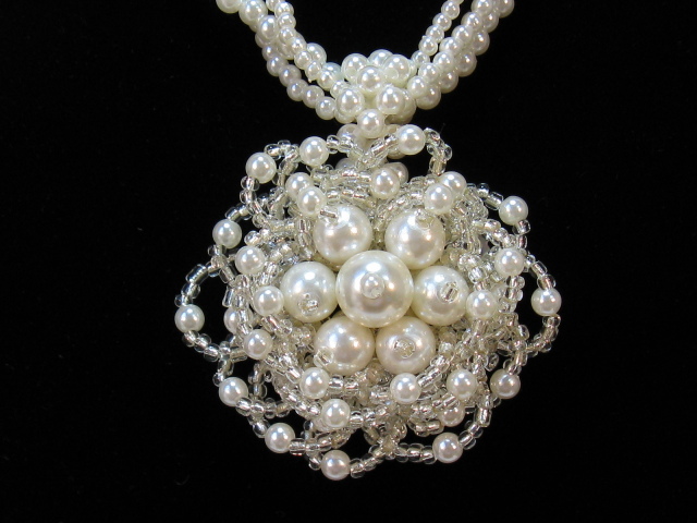 パールのフラワーネックレスＢ