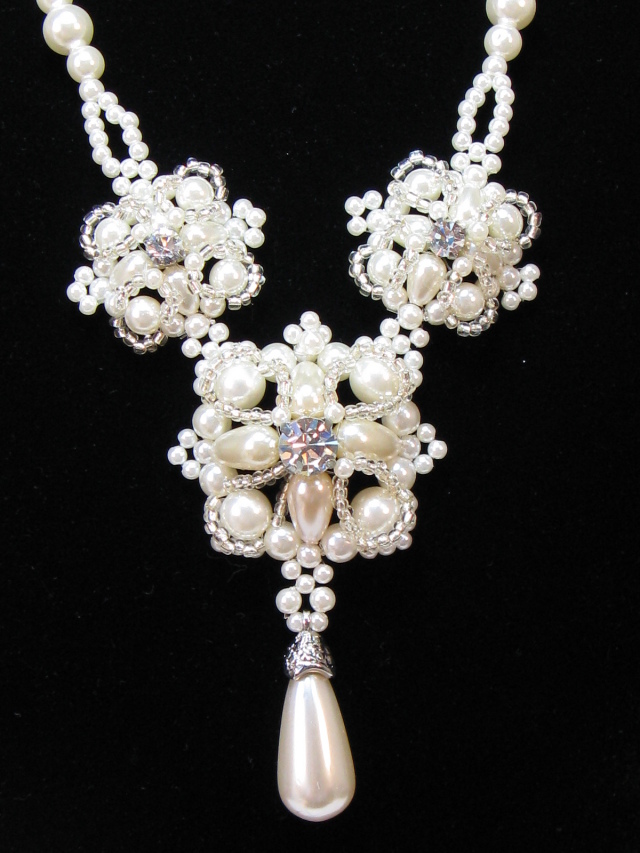 パールの三重ネックレスＢ