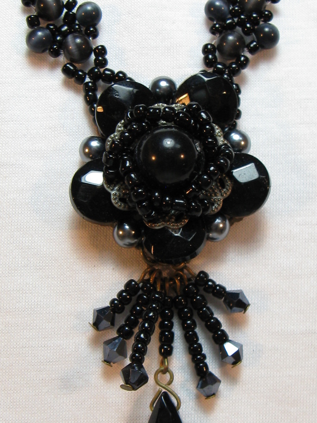 ジェットカラーのフラワーネックレスＢ