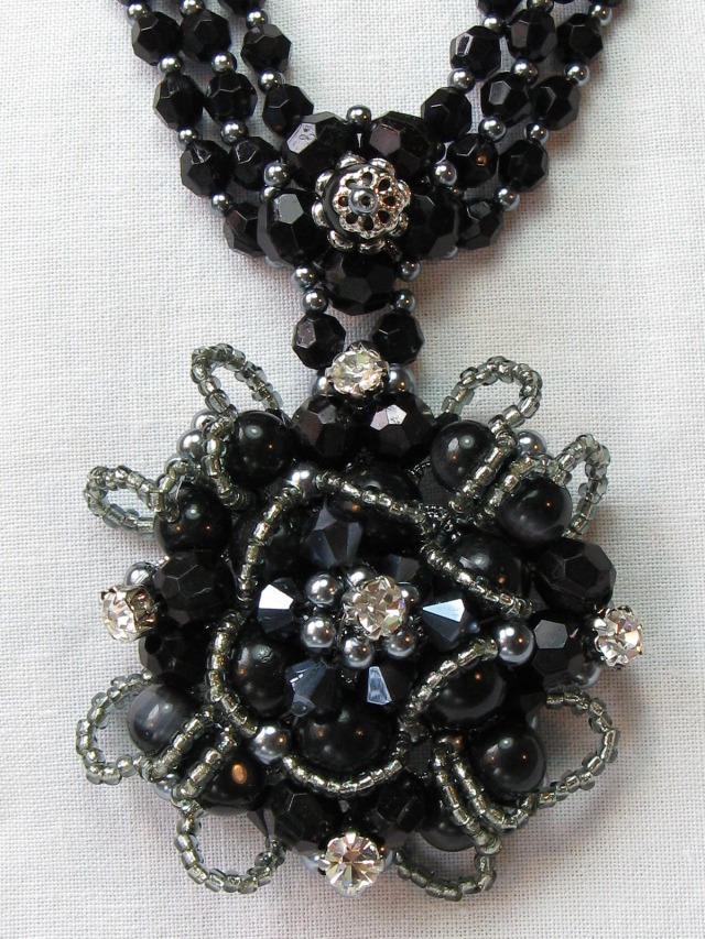 アメジストカラーのフラワーネックレスＢ