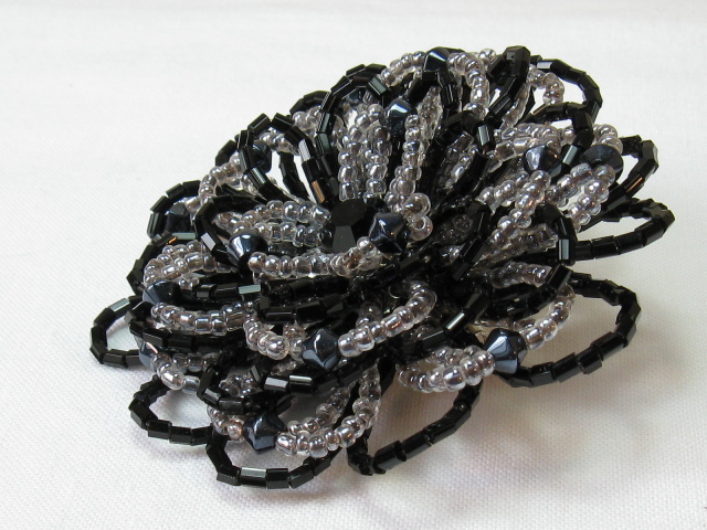 ブラックカラーのフラワーブローチＢ