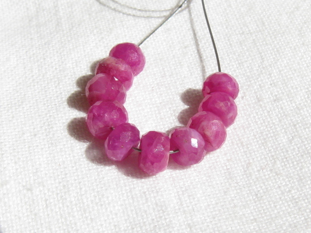 天然石　2.5~3×4~5ミリ　ロンデルカット　宝石質ルビー　ＡＡＡ